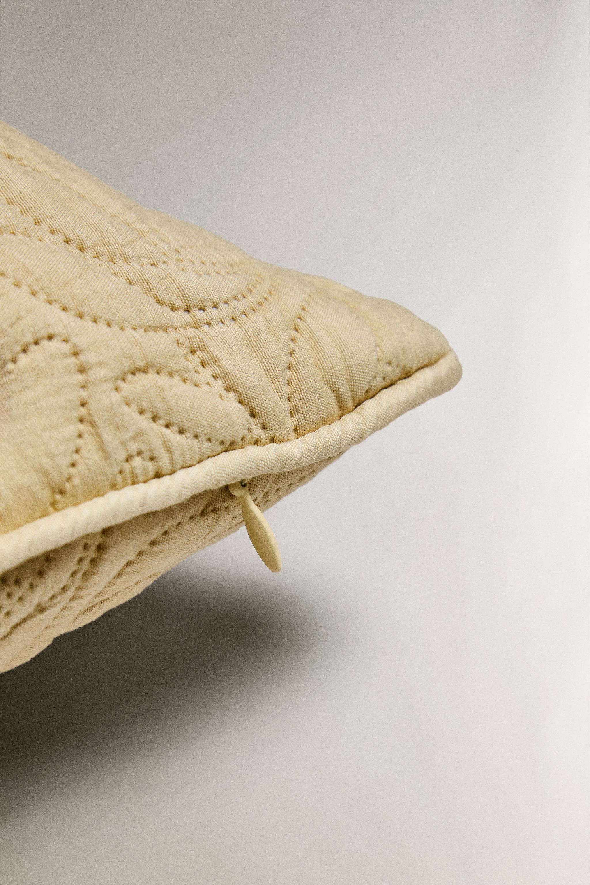 MICROFIBER PILLOW SHAM FOR QUILT WITH A LEAF DESIGN